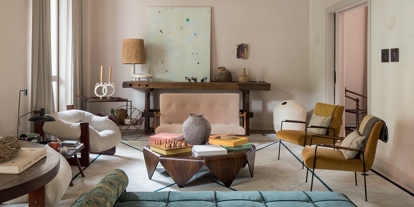 Com cores próprias, apartamento de designer eleva o ato de receber