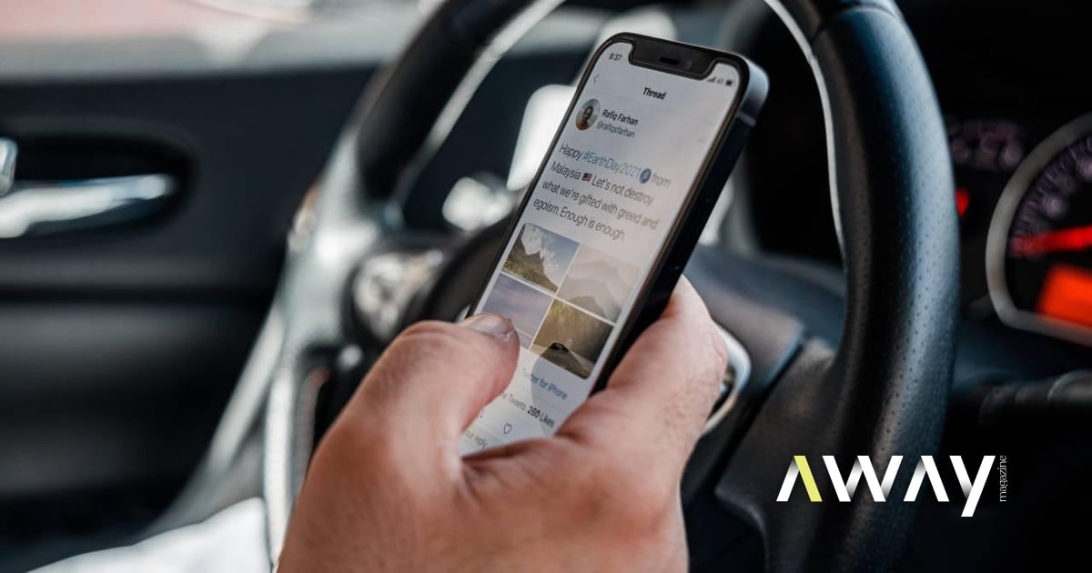 Mexer no telemóvel com o carro parado dá multa? Vê o que diz a lei