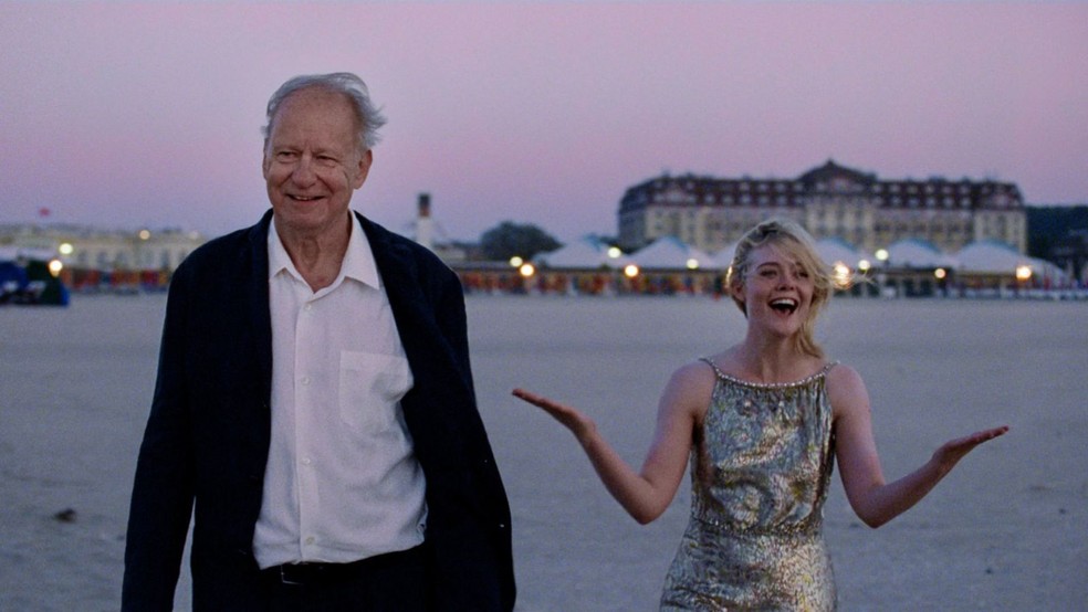 Stellan Skarsgård e Elle Fanning em cena de 'Valor Sentimental' — Foto: Reprodução