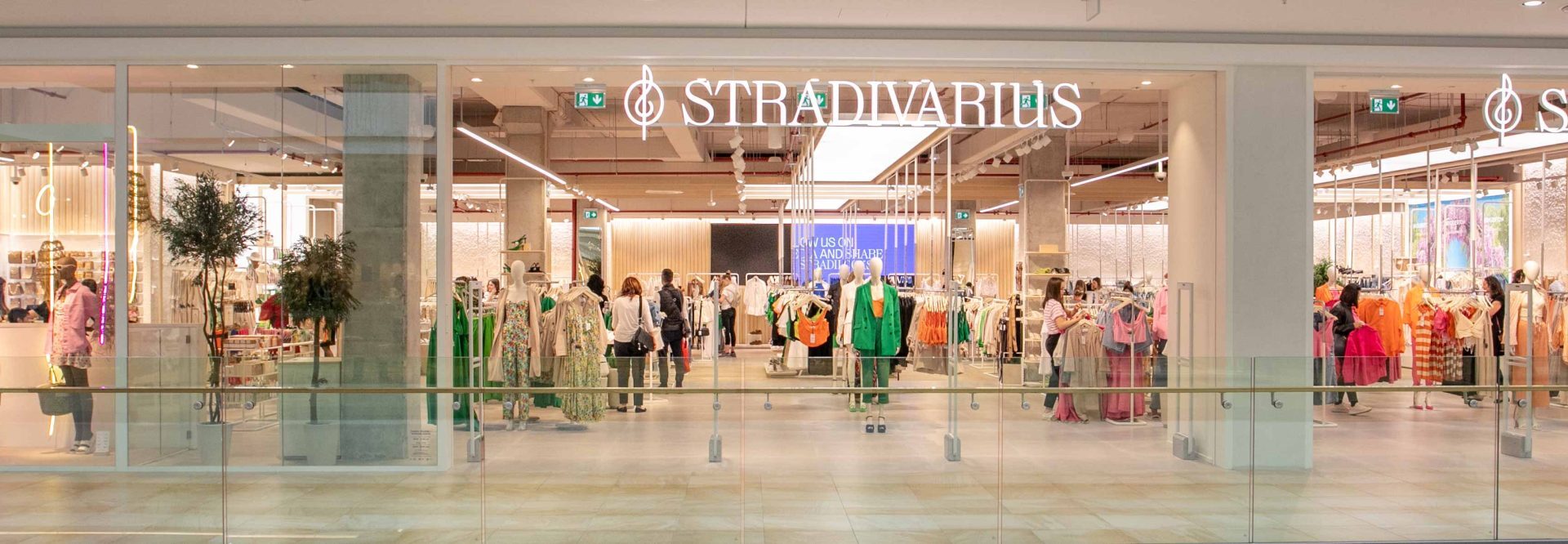 Stradivarius tem novo vestido de edição limitada que faz sucesso em várias cores — NiT