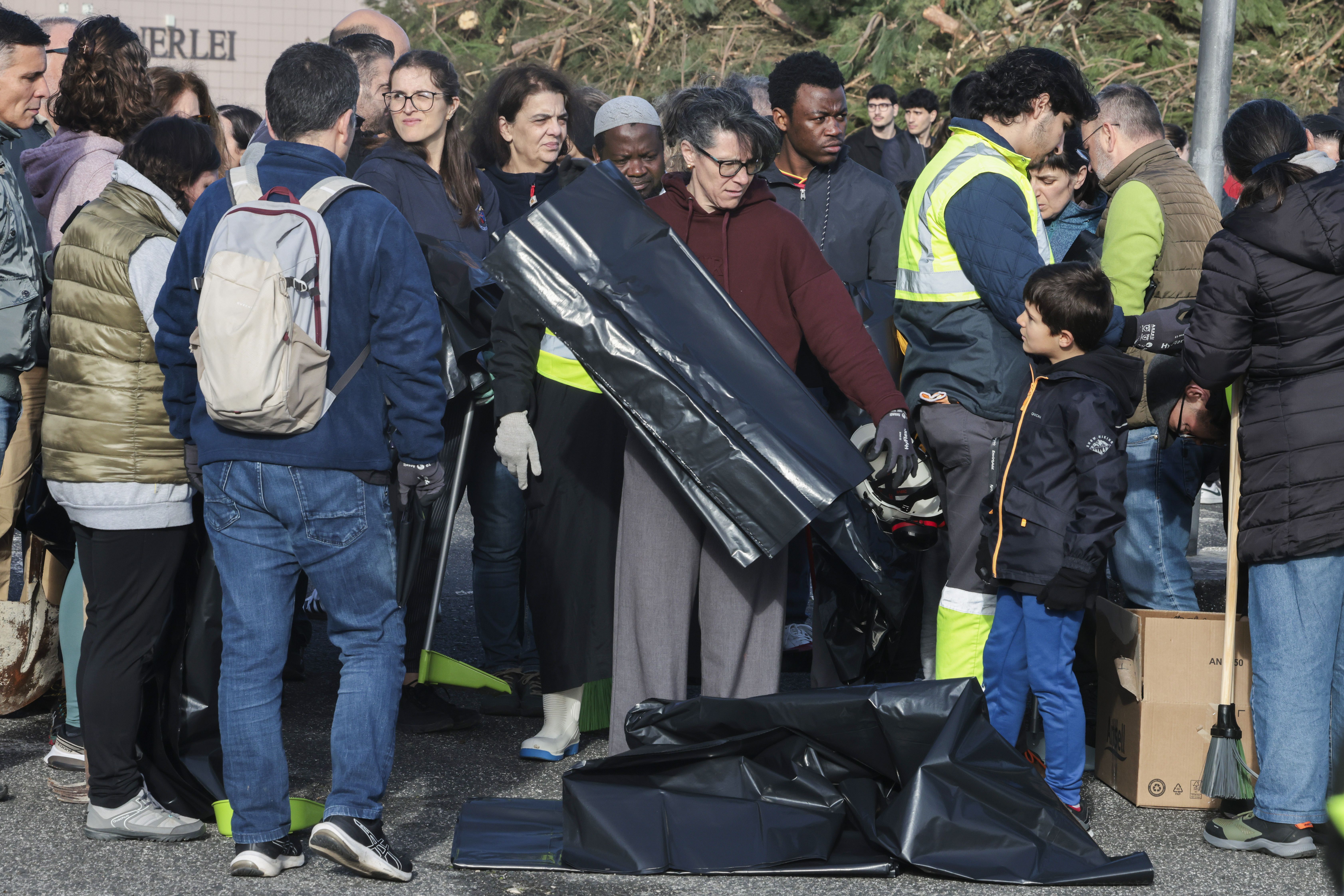 Voluntários ajudam na remoção de detritos provocados pela depressão Kristin, no centro de Leiria. Governo decretou situação de calamidade entre as 00:00 de quarta-feira até às 23:59 de 1 de fevereiro - Foto: MANUEL DE ALMEIDA/LUSA