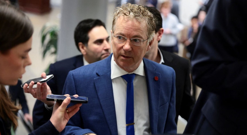 Senadores republicanos juntam-se a democratas para restringir poderes militares de Trump