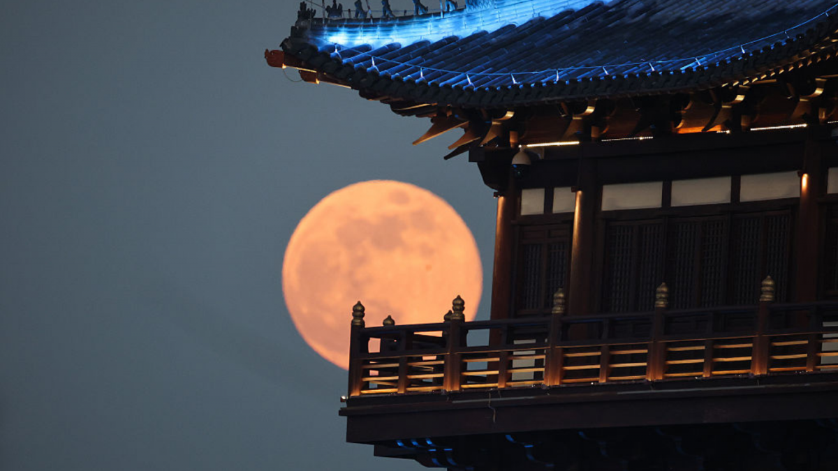 Veja Fotos da Primeira Lua Cheia do Ano Ao Redor do Mundo