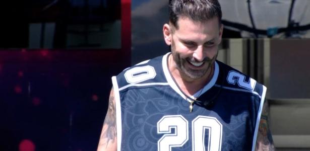 Henri Castelli passa mal de novo após sofrer convulsão