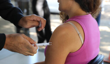 Mulher tomando vacina