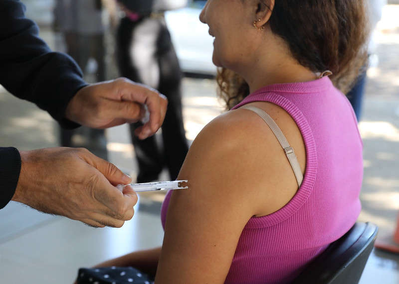 Mulher tomando vacina