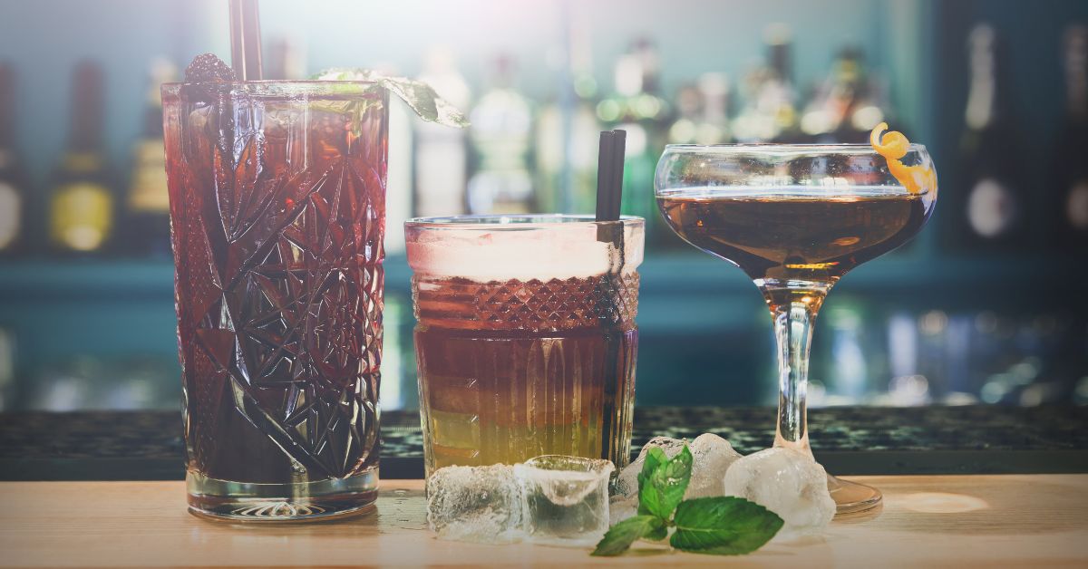 Guia da Farmácia | Mistura de álcool e energéticos traz riscos à saúde cardiovascular