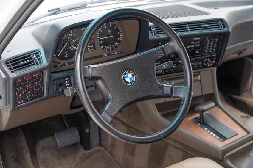 BMW 733i: primeira geração do sedã grande de luxo • Reprodução