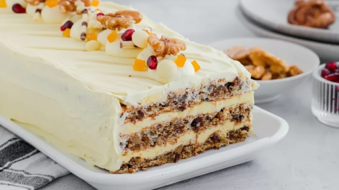 Bolo da rainha do gelo com camadas de biscoito, recheado com creme e decorado com frutas e nozes, perfeito para festas e celebrações.