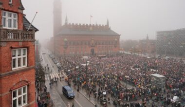 "Tirem as mãos da Gronelândia". Milhares de pessoas em protesto em Copenhaga contra Trump
