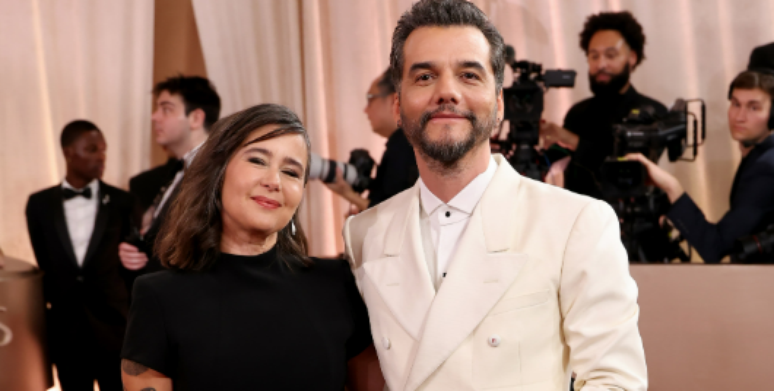 Wagner Moura ao lado da esposa