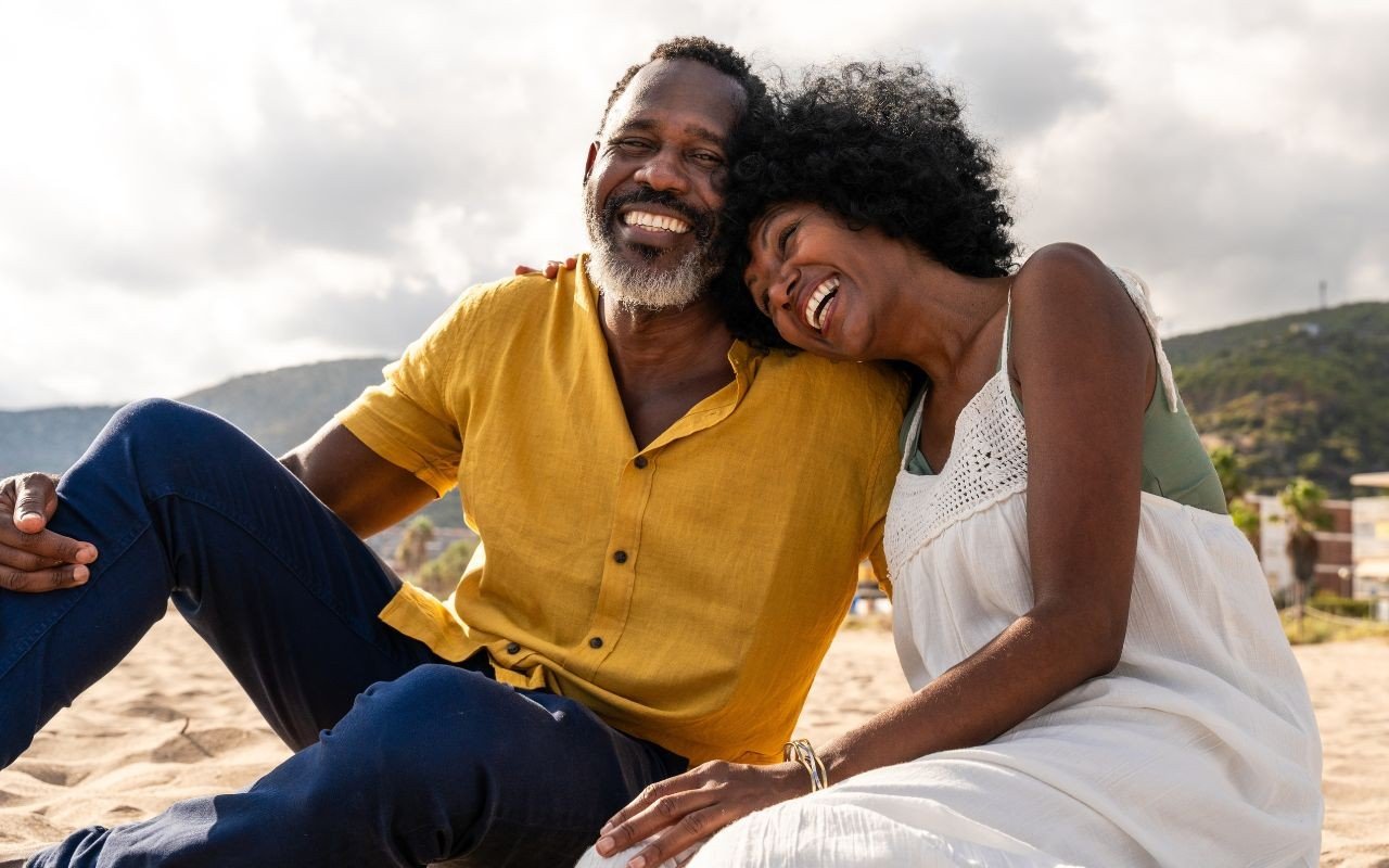 A psicologia afirma que pessoas que aparentam ser mais jovens aos 60 anos seguem estes 10 hábitos diários