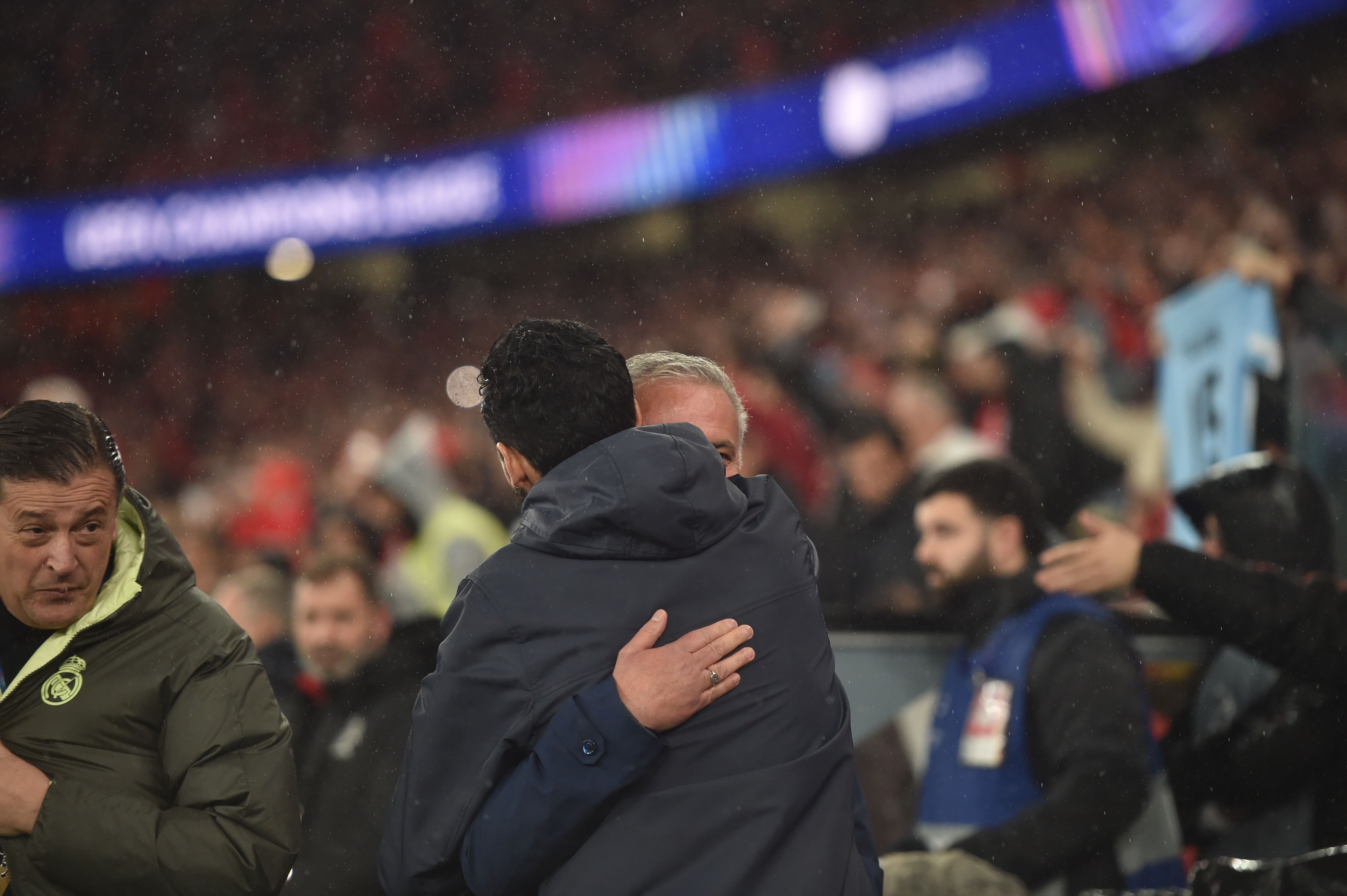 O abraço do reencontro entre José Mourinho e Álvaro Arbeloa - Foto: Miguel Nunes