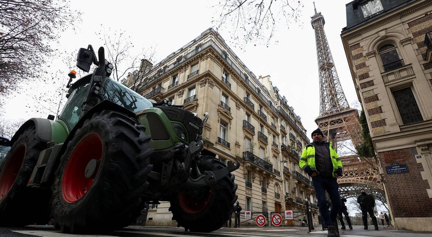 França. Agricultores protestam contra acordo UE