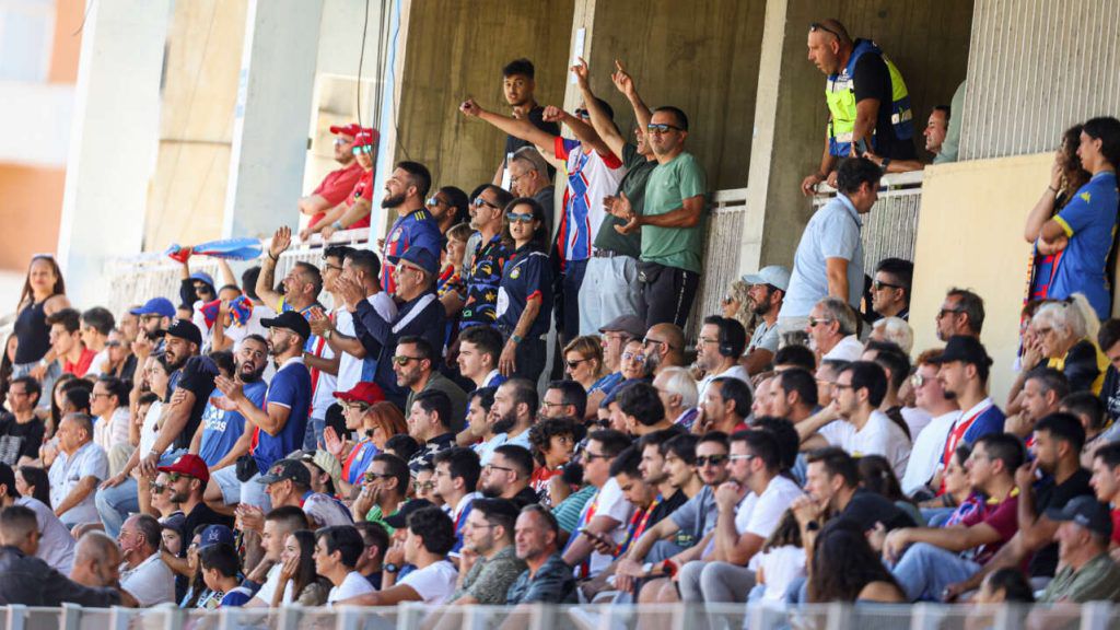 Adeptos no estádio do Alverca (Foto: Alverca)