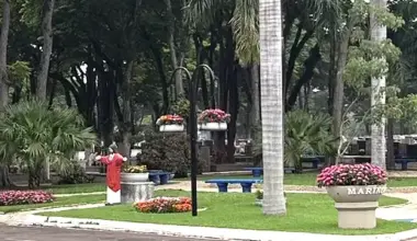 Um Cristo Redentor no cemitério