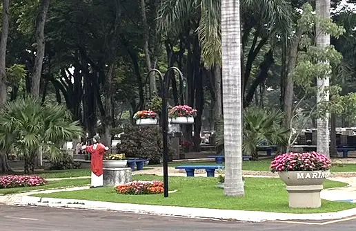 Um Cristo Redentor no cemitério