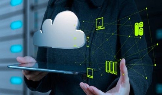 Executivo simula alta disponibilidade de acesso em tablet