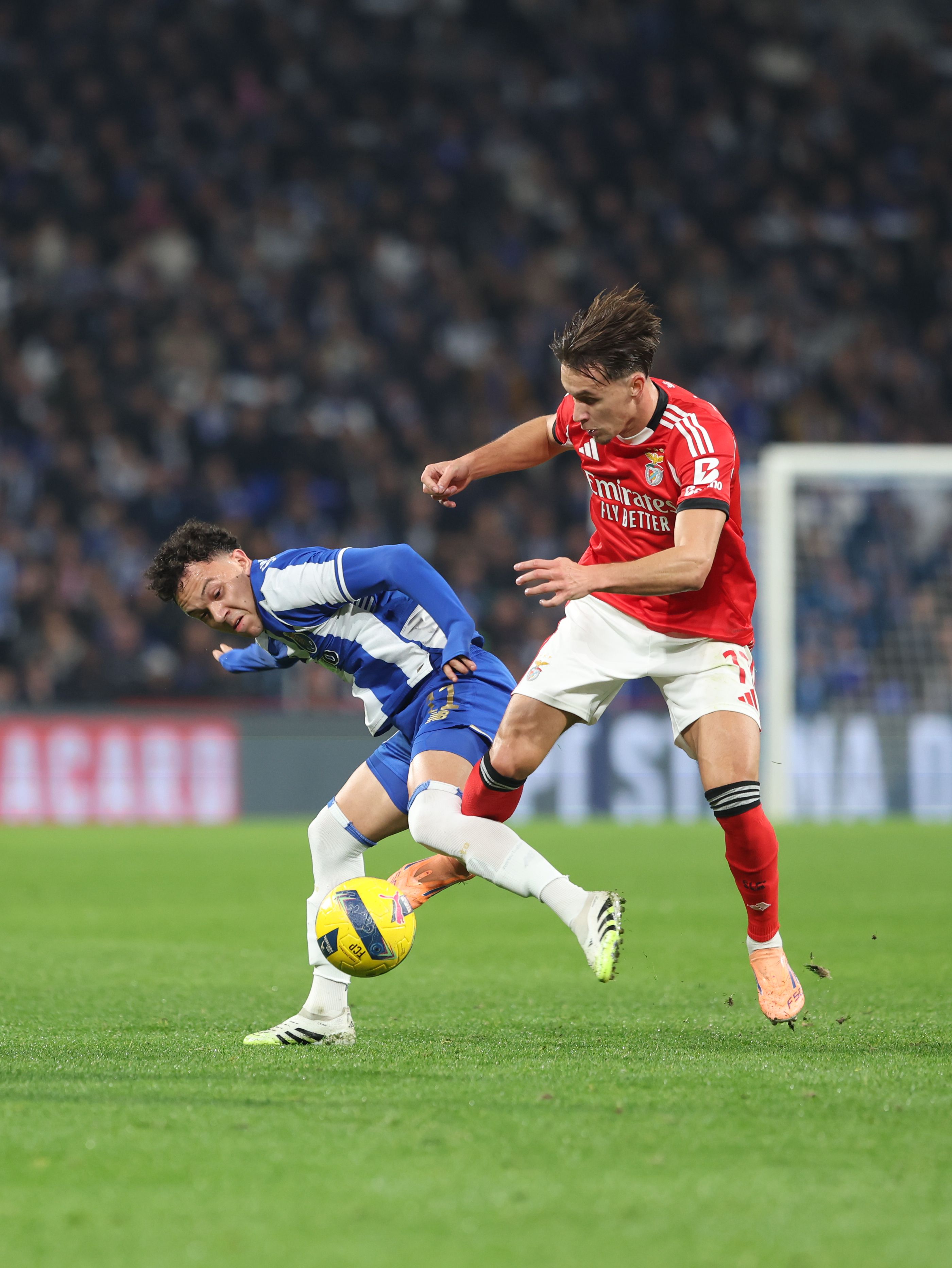 Pêpe e Dedic em luta pela bola. Foto: Catarina Morais/Kapta+