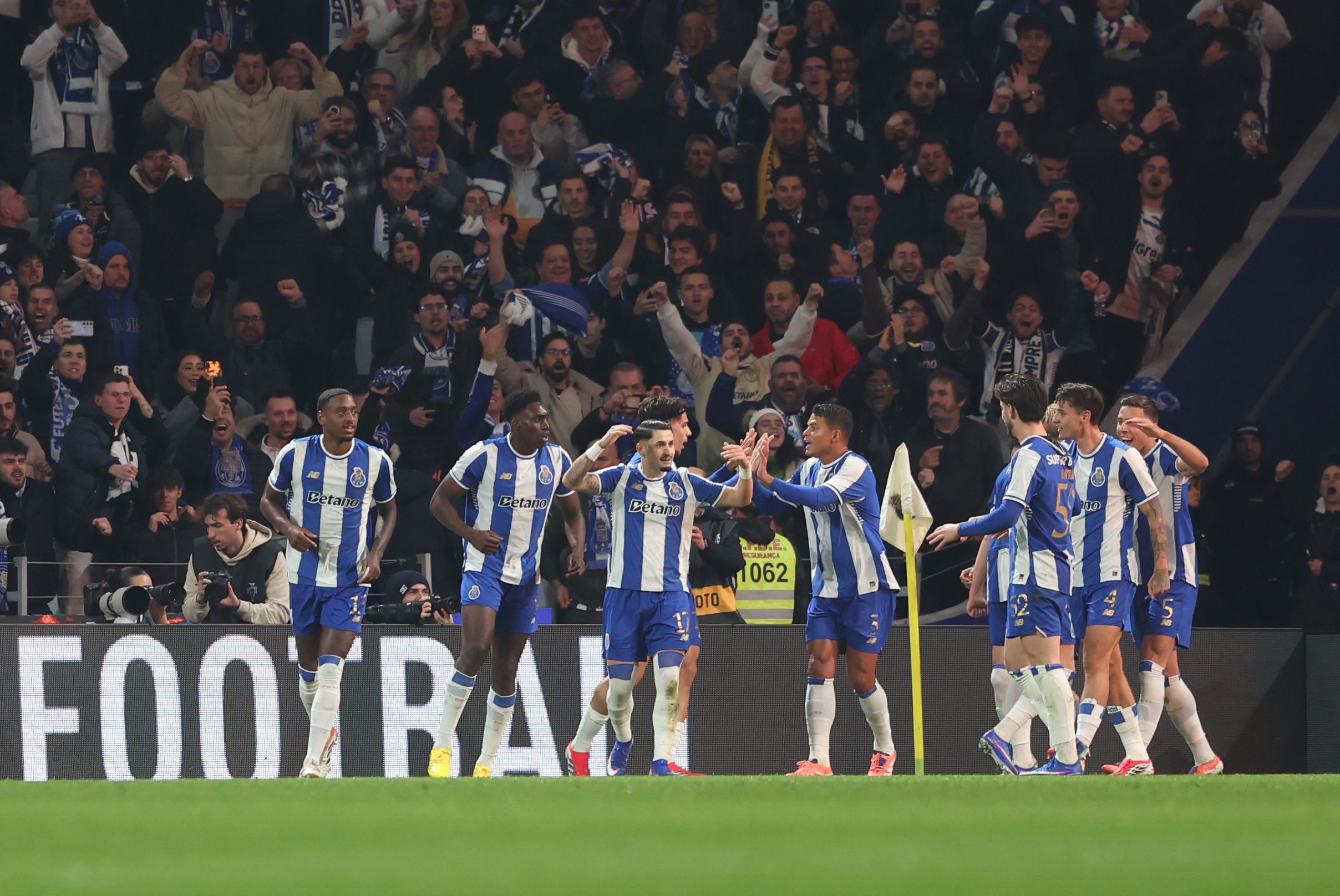 Festejos do FC Porto após o golo de Bednarek. Foto: Catarina Morais/Kapta+