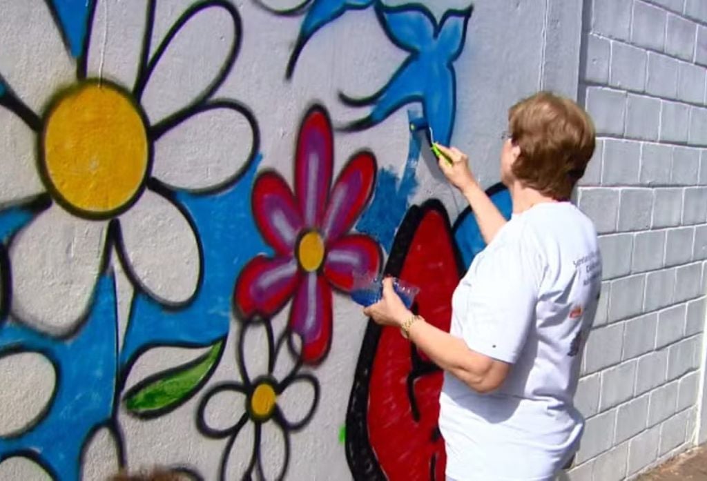 Idosos gostaram da arte e resolveram pintar a parede em São Carlos — Foto: Wilson Aiello/EPTV
