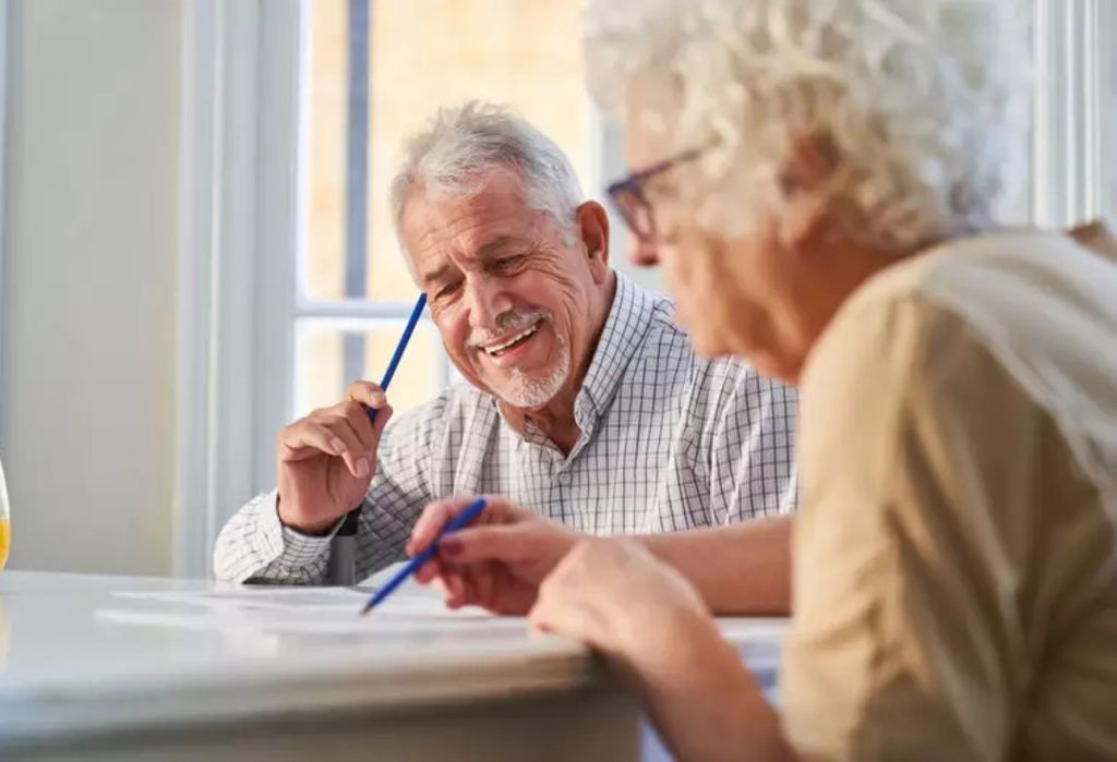 Leitura e jogos ajudam a estimular a memória dos idosos Foto: Robert Kneschke | ShutterStock / Portal EdiCase https://www.terra.com.br/vida-e-estilo/saude/descubra-como-funciona-a-memoria-e-formas-de-exercita-la,8aa0a159ab1c795b7a16687564c5ea00h6ksg97e.html?utm_source=clipboard