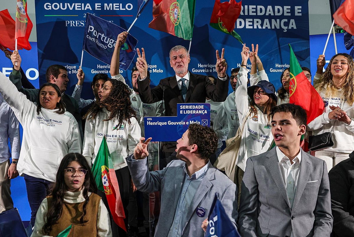 Um almirante “para endireitar o país” mas com “cautelas e caldos de galinha” - Diário de Notícias