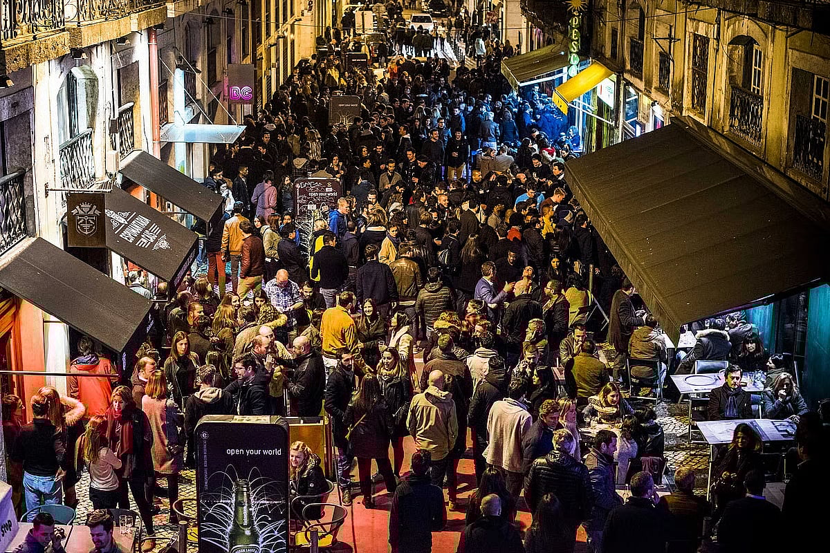 441 queixas por ruído noturno levam Moedas a proibir venda de álcool para consumir na rua - Diário de Notícias