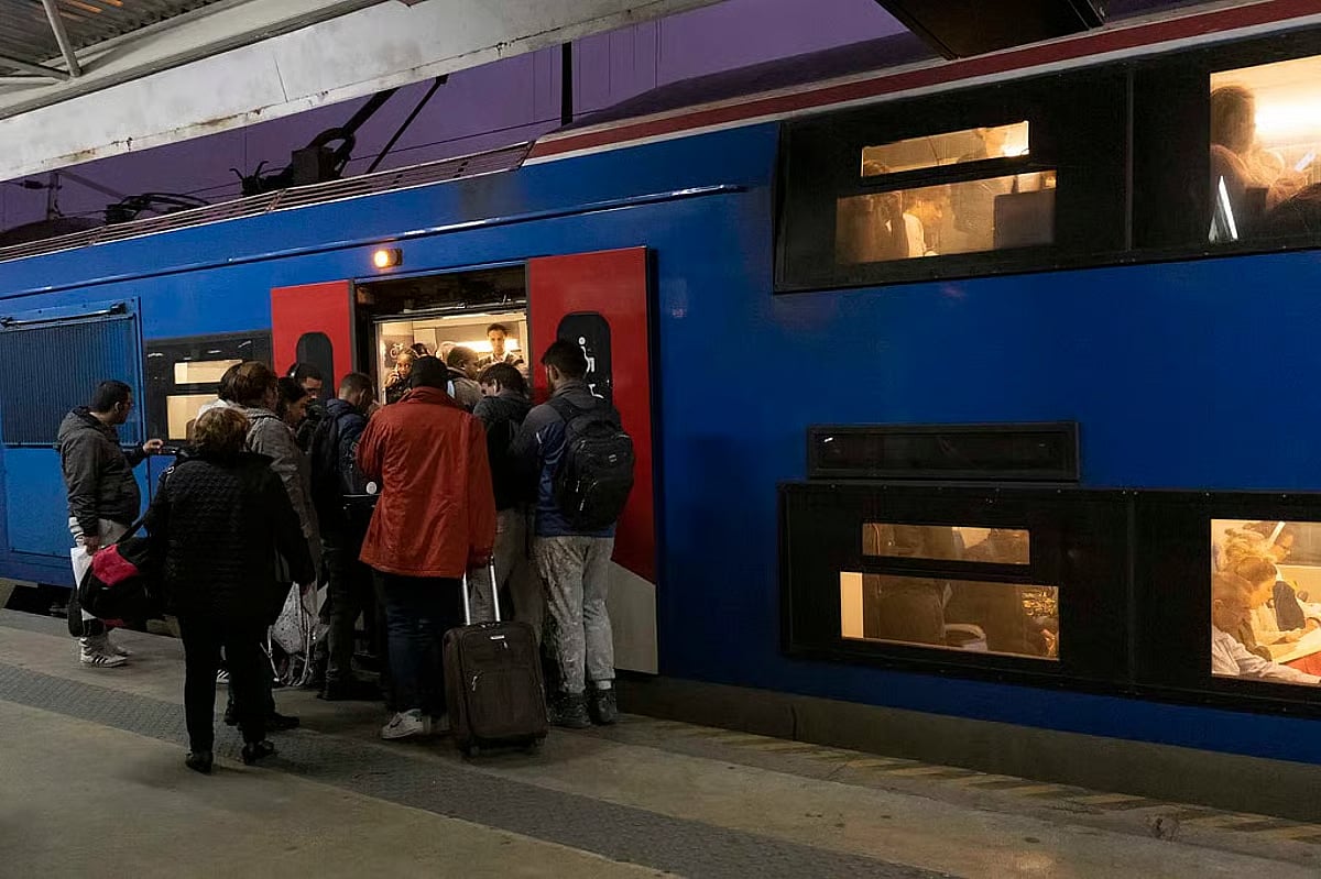 "Não há solução a curto prazo" para sobrelotação no comboio da ponte