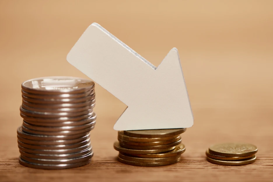 Imagem de colunas de moedas a diminuir