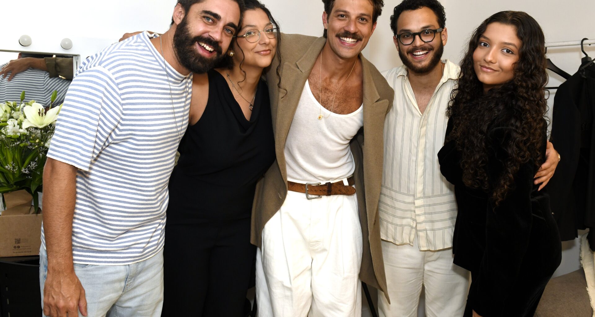 Chay Suede faz aparição rara com os quatro irmãos em teatro - O Globo