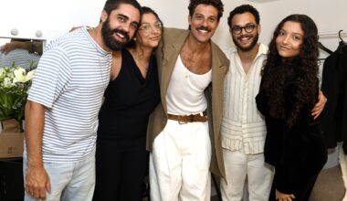 Chay Suede faz aparição rara com os quatro irmãos em teatro - O Globo