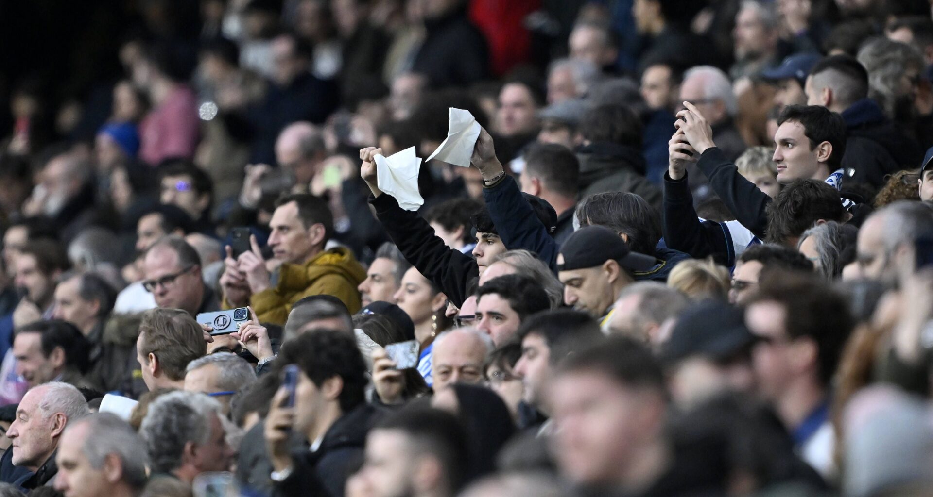 adeptos mostram lenços brancos, vaiam presidente e jogadores