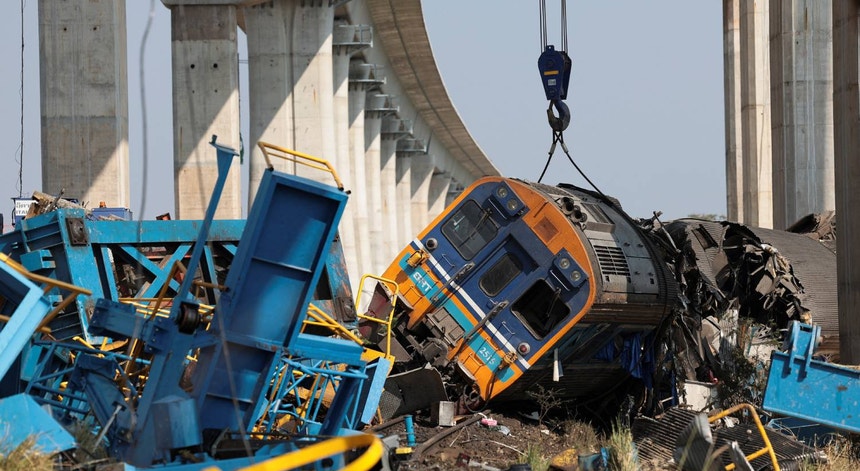 Tailândia. Queda de grua sobre comboio faz mais de 30 mortos
