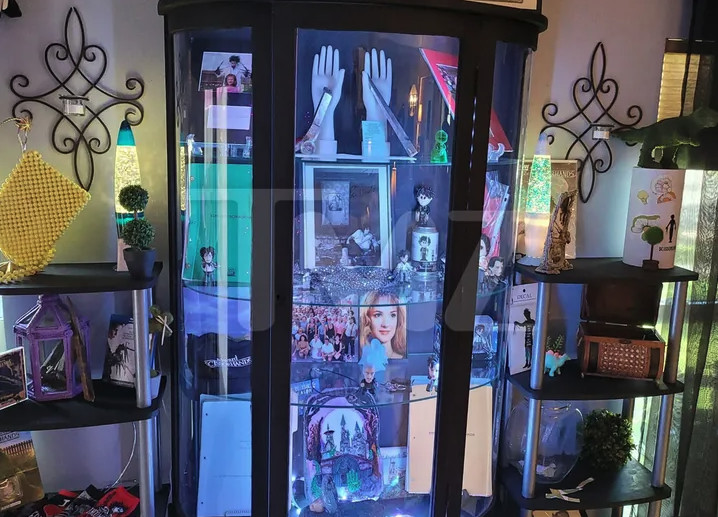 Casa de Edward Mãos de Tesoura virou museu mantido por casal de fãs