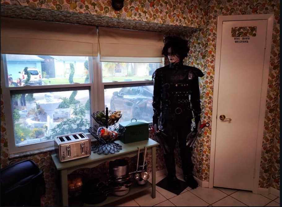 Casa de Edward Mãos de Tesoura virou museu mantido por casal de fãs