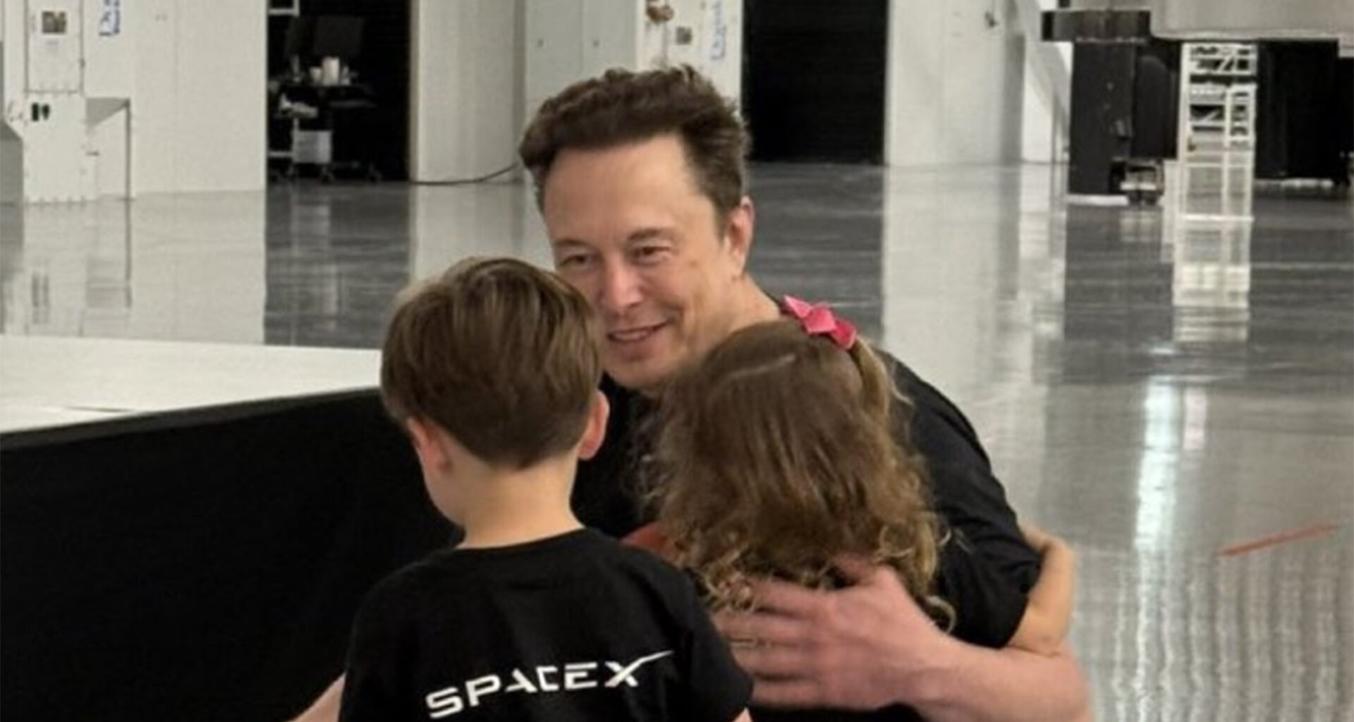 Elon Musk com os filhos gêmeos - Foto: Reprodução / X