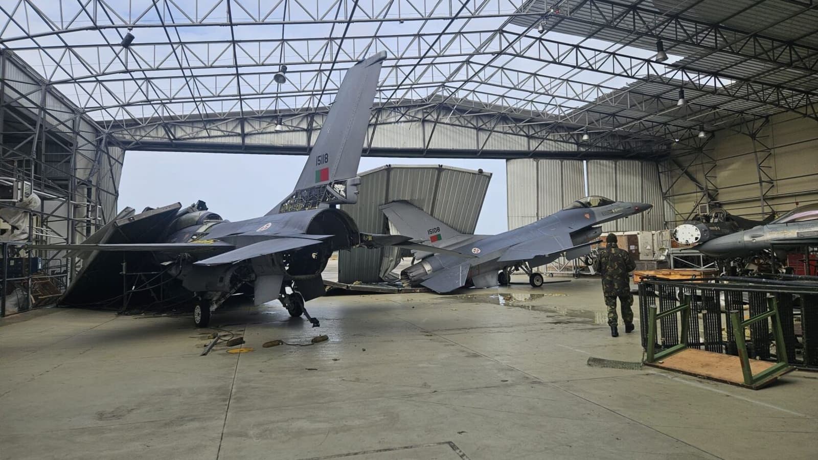 Rajadas superiores a 170 km/h danificaram pelo menos quatro caças F16 na base de Monte Real