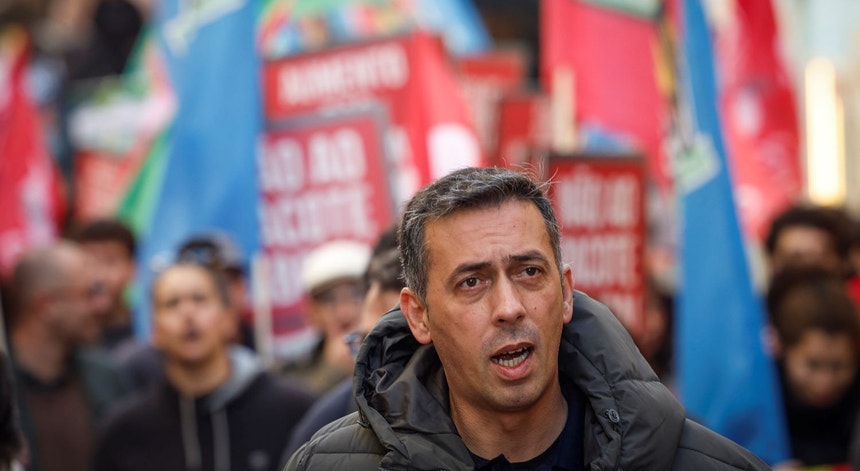 Contra o pacote laboral. CGTP entrega abaixo-assinado com mais de 190.000 assinaturas