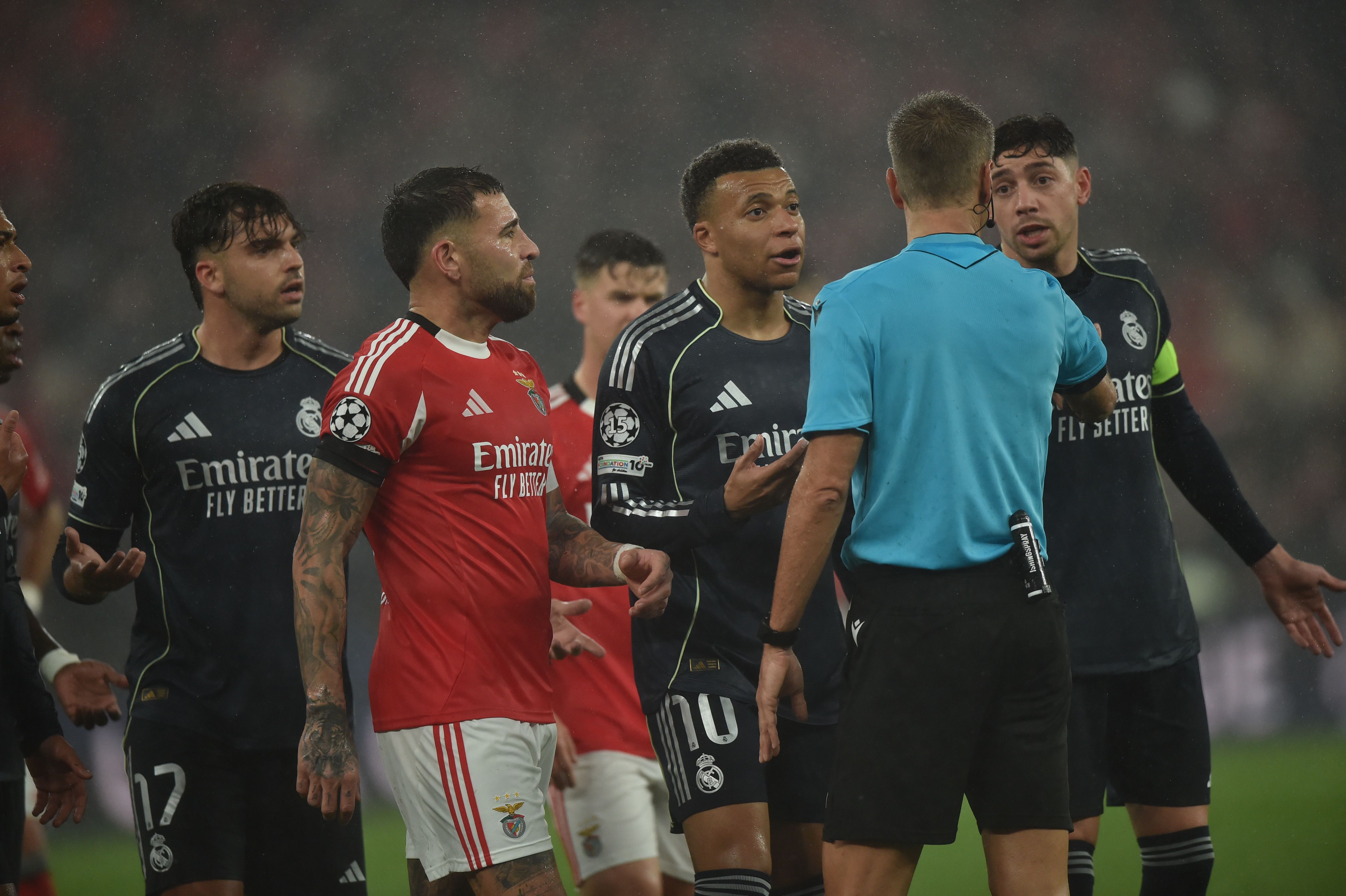Árbitro assinalou penálti para o Benfica, mas VAR anulou a decisão - Foto: Miguel Nunes