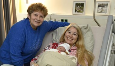 O pequeno Santiago com a mãe Dina e a avó Irene.