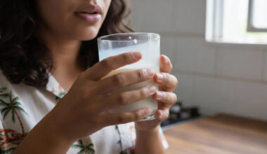 Beber leite todos os dias pode causar efeitos no corpo que vão além do cálcio e da força óssea