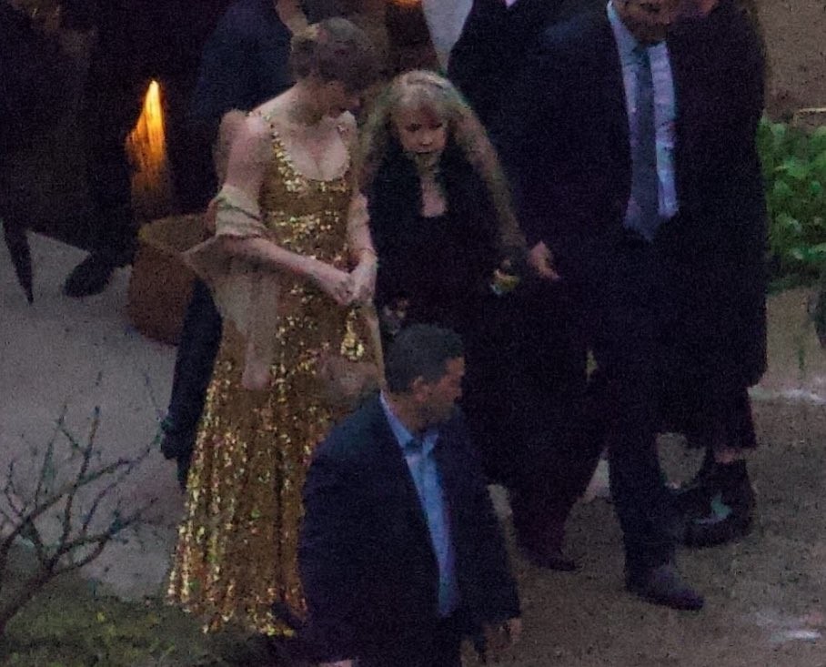 Taylor Swift brilha em vestido dourado no casamento de Este Haim na virada do ano