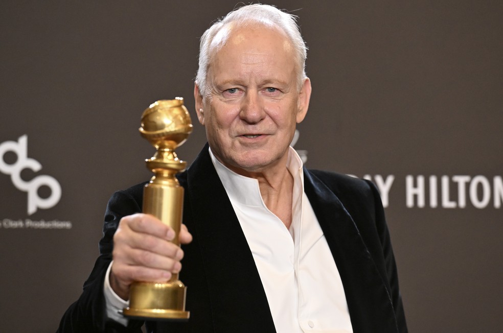 Stellan Skarsgård com o Globo de Ouro de Melhor Ator Coadjuvante vencido por 'Valor Sentimental' (2025) — Foto: Getty Images