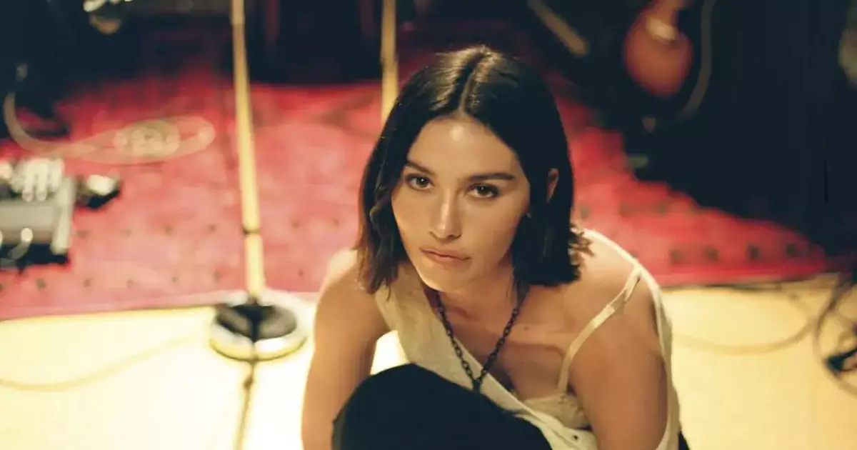 Gracie Abrams estreia como atriz em filme da diretora de Babygirl