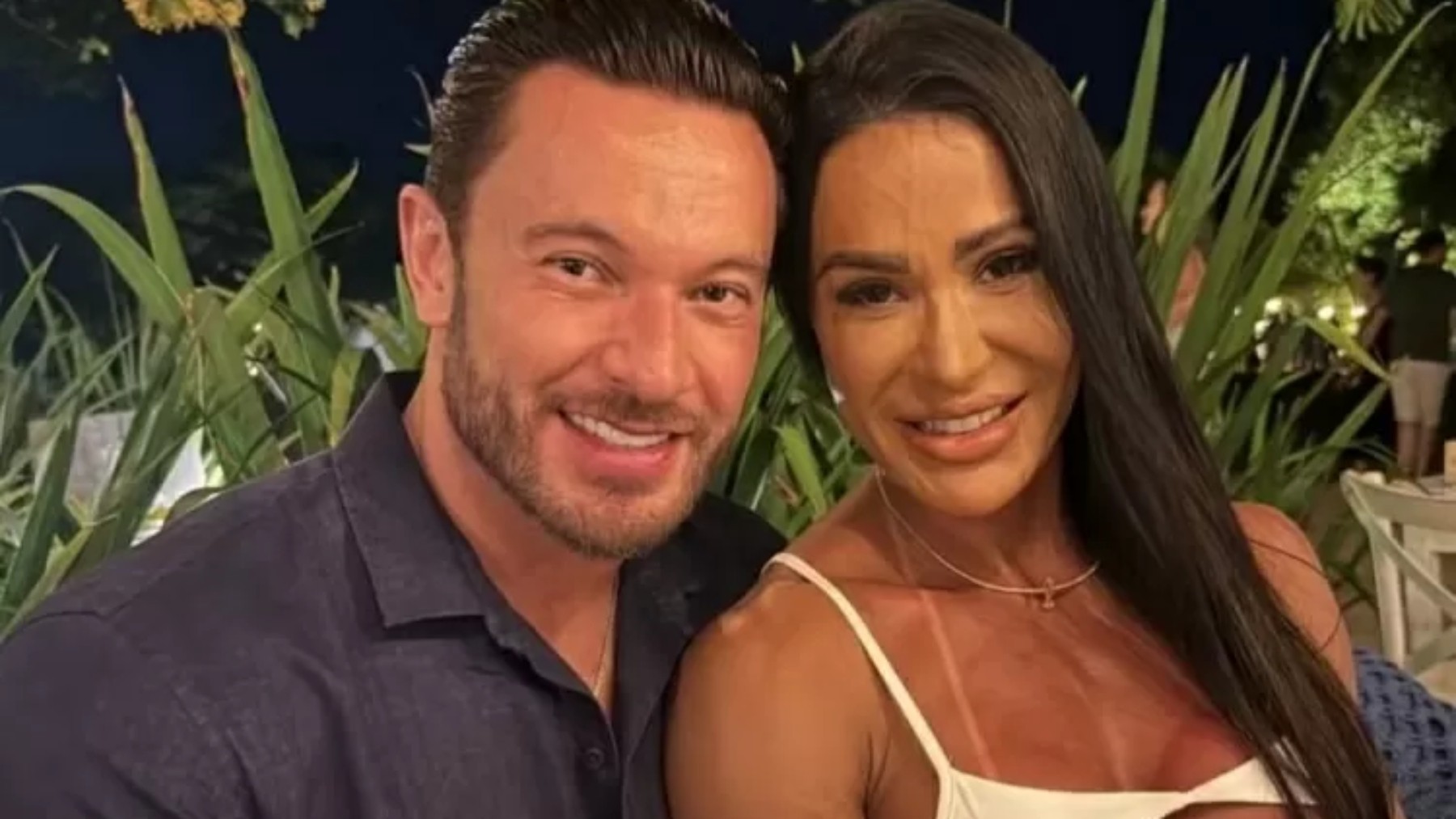 Empresário publica clique romântico com Gracyanne Barbosa pela primeira vez