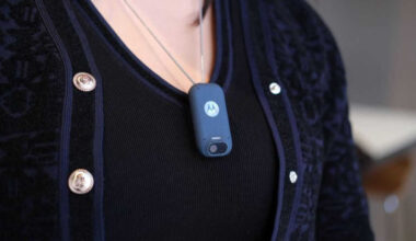 Descanse em paz, celular caro: Motorola revela inovação minimalista para 2026