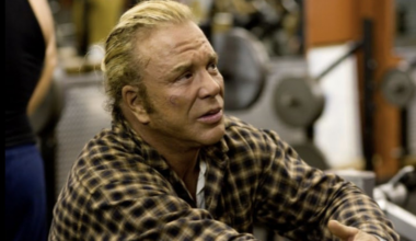 Mickey Rourke rejeitou ofertas de emprego por 'orgulho' após ameaça de despejo e vaquinha 'humilhante', revela empresária