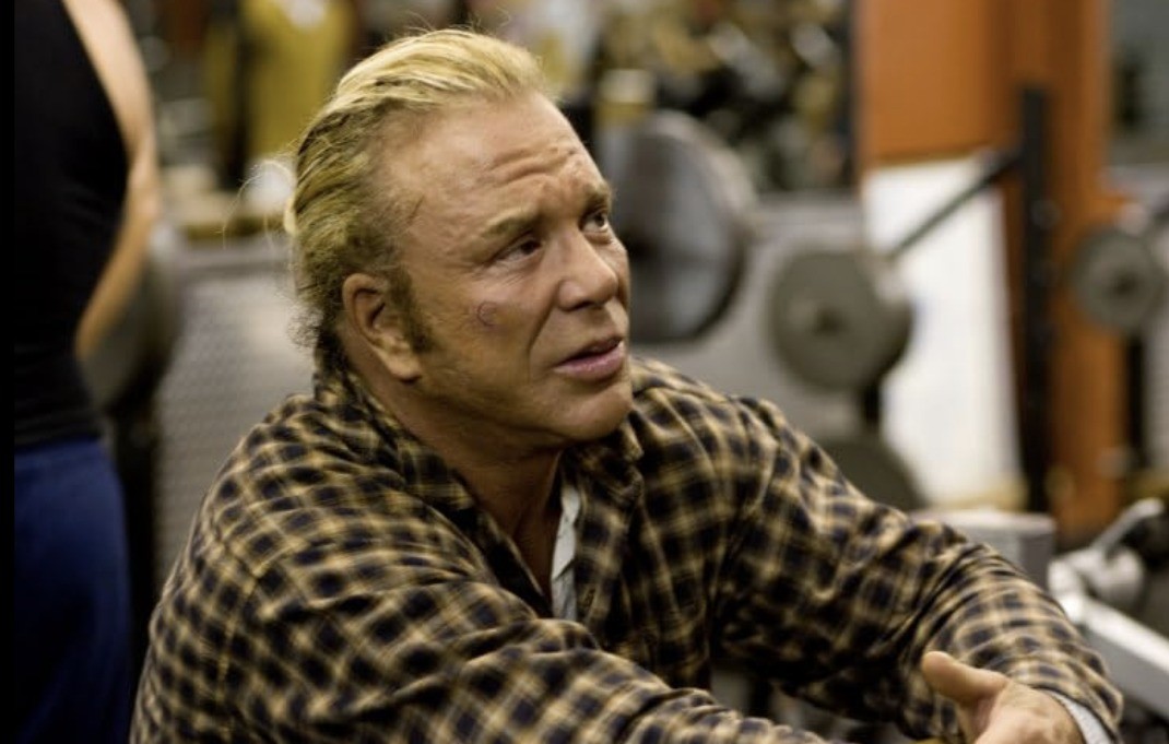 Mickey Rourke rejeitou ofertas de emprego por 'orgulho' após ameaça de despejo e vaquinha 'humilhante', revela empresária