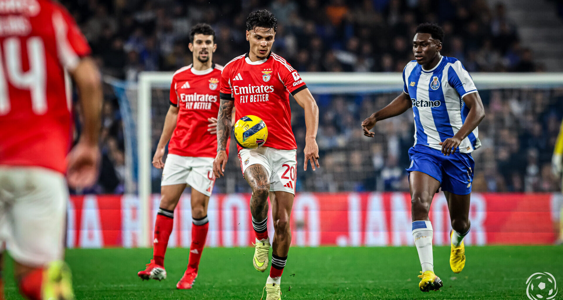 Richard Ríos sai lesionado na primeira parte do FC Porto x Benfica